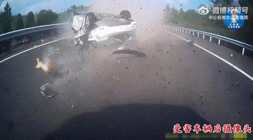 男子强行变道翻车反诬赖对方-第2张图片-