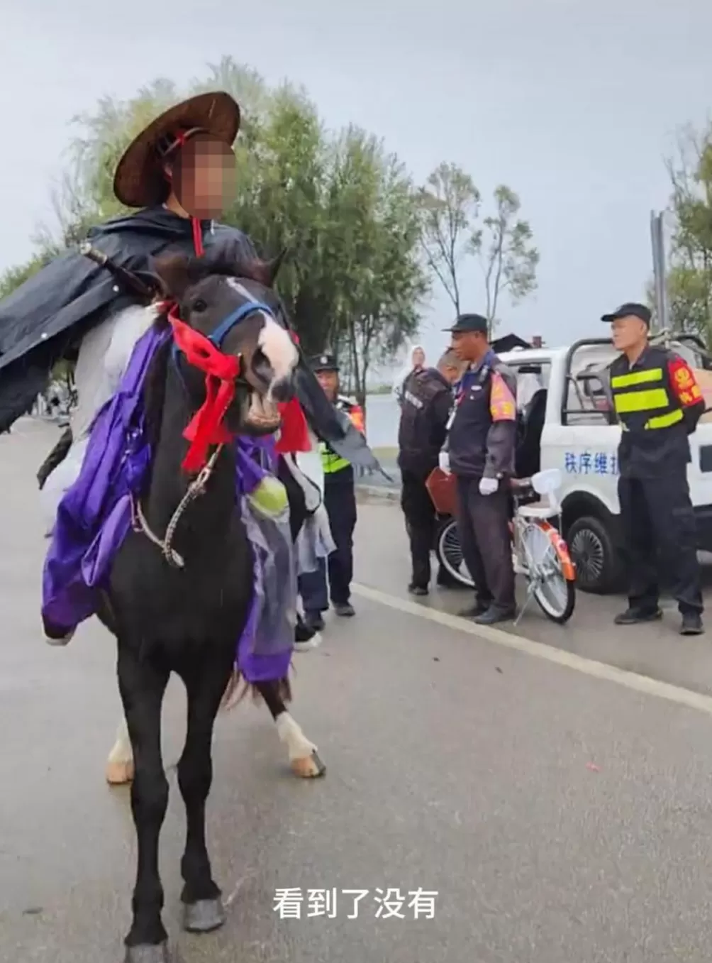 网红博主骑马硬闯大理洱海生态廊道，账号已被注销-第2张图片-