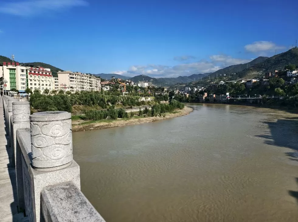 婚礼当天跳河新郎已找到，家属：遗体已送至殡仪馆，通过定制婚服辨认身份，上面有名字-第1张图片-