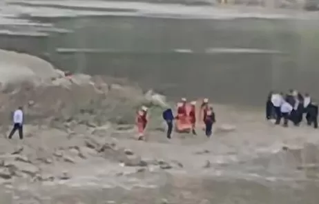 婚礼当天跳河新郎已找到，家属：遗体已送至殡仪馆，通过定制婚服辨认身份，上面有名字-第2张图片-