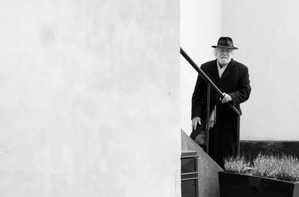 2025年诺贝尔文学奖得主克拉斯纳霍尔凯：末日恐怖，天使瞪目-第1张图片-