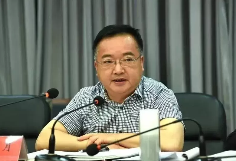 结交政治骗子，对抗组织审查，李明月被“双开”-第2张图片-