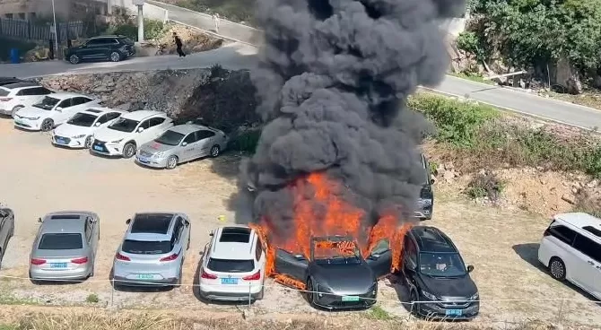 阿维塔，一把火烧出百万账单，谁来买单？-第1张图片-