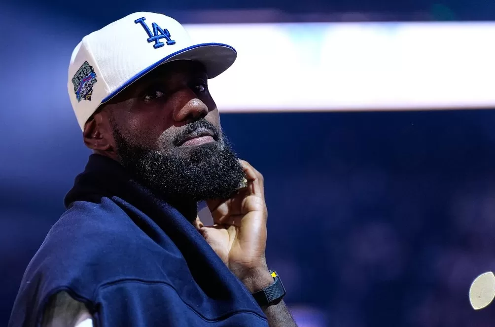 体坛联播｜詹姆斯生涯首次缺席揭幕战，科尔卸任美国男篮主帅-第1张图片-