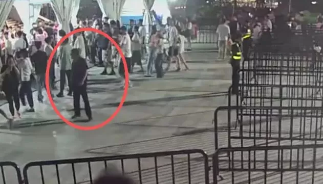 一黄牛强推无票歌迷过周杰伦演唱会检票闸机，被警方行拘-第1张图片-