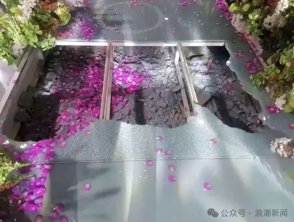 酒店玻璃T台突然破碎，新娘跌落受伤，婚礼中断！赔偿协商不下，酒店工作人员：建议向法院起诉-第1张图片-