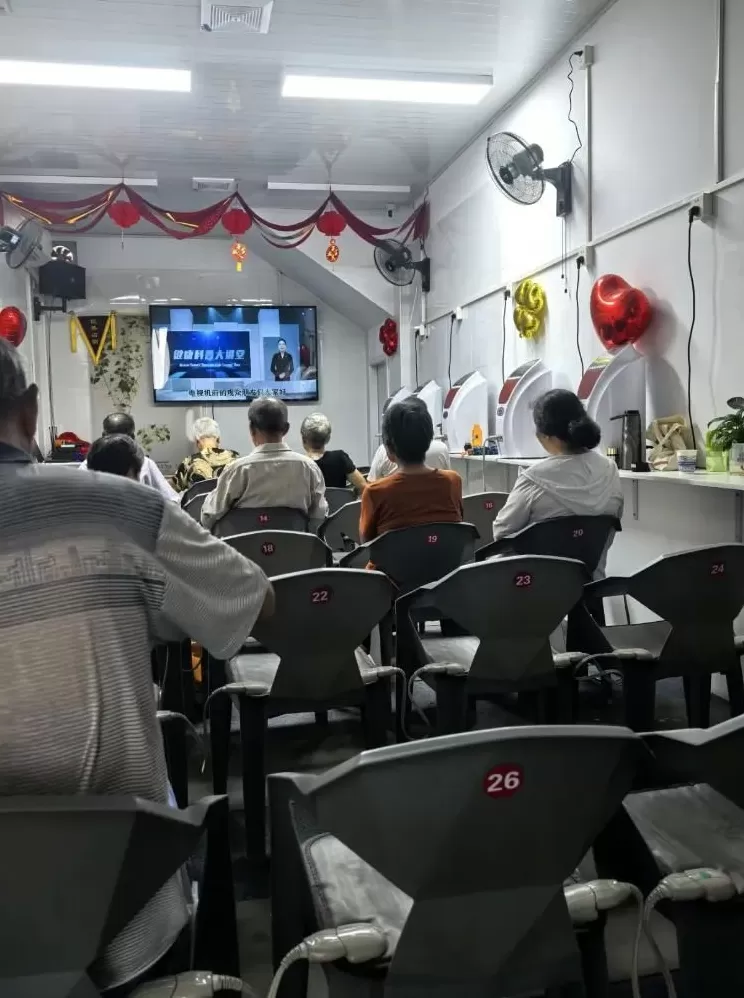 养生馆“围猎”老年人：万元理疗仪号称可治50种疾病，一74岁老人店内发病去世-第7张图片-