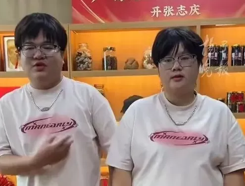 广东一对夫妻长“复制粘贴脸”走红，网友：谁是老公？-第2张图片-