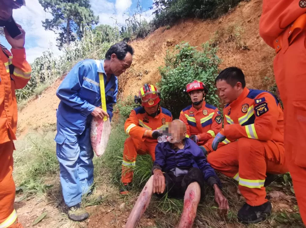 云南一93岁老人上山捡菌失联近两天后获救，被发现时意识清醒-第2张图片-