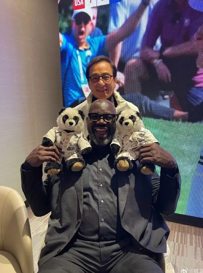 NBA中国赛打响，成龙晒与姚明、奥尼尔、贝克汉姆合照-第5张图片-