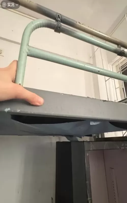 硬件老旧、杂物堆积，广东海洋大学宿舍被曝环境差如废弃仓库-第4张图片-