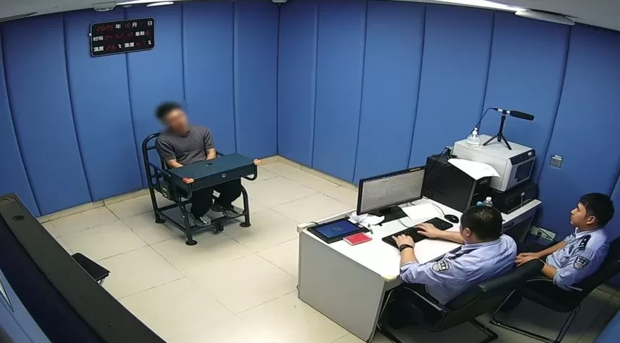 上海警方：为博眼球在地铁车厢摆拍理发，4名违法人员被处罚-第2张图片-