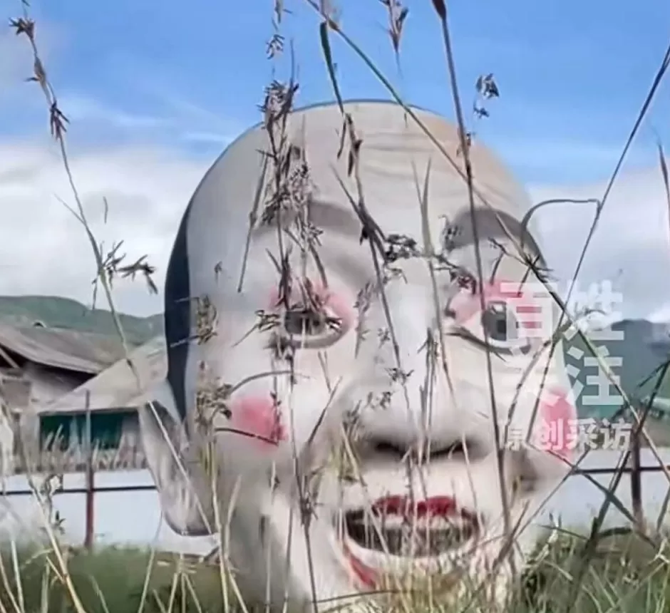丽江一景区“人体蜈蚣”被指画风诡异，工作人员：建议晴天前往-第3张图片-