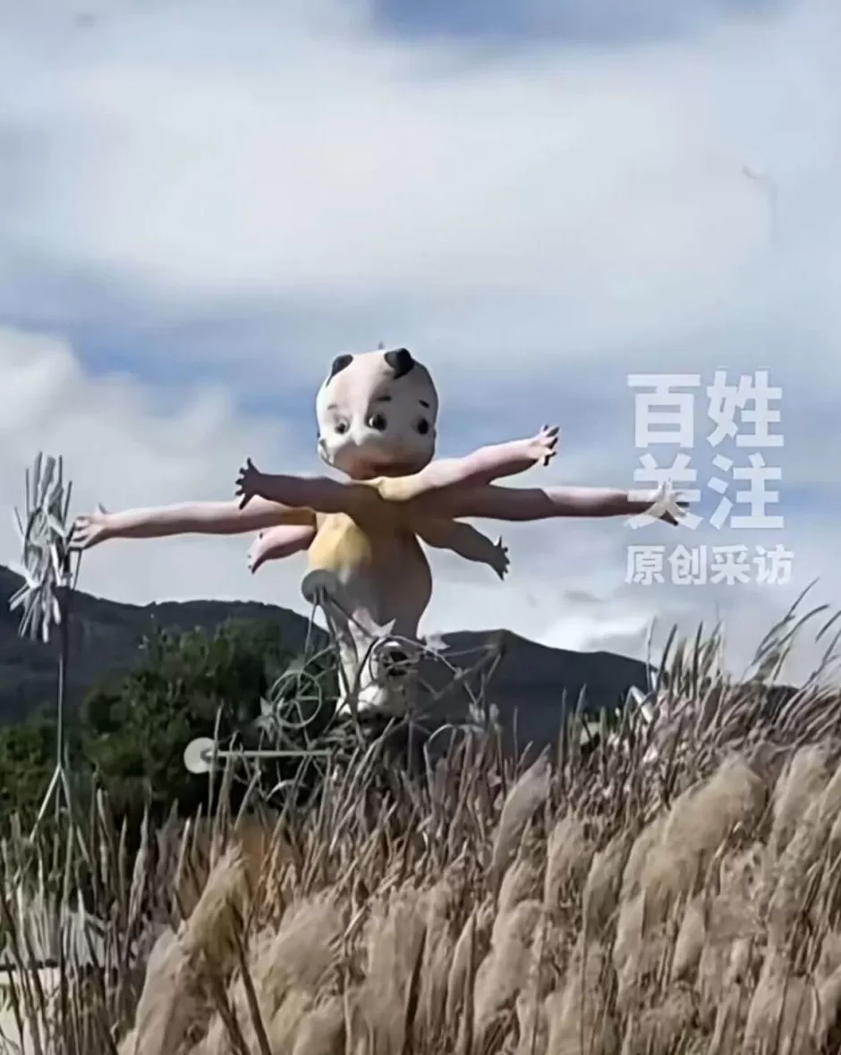 丽江一景区“人体蜈蚣”被指画风诡异，工作人员：建议晴天前往-第2张图片-