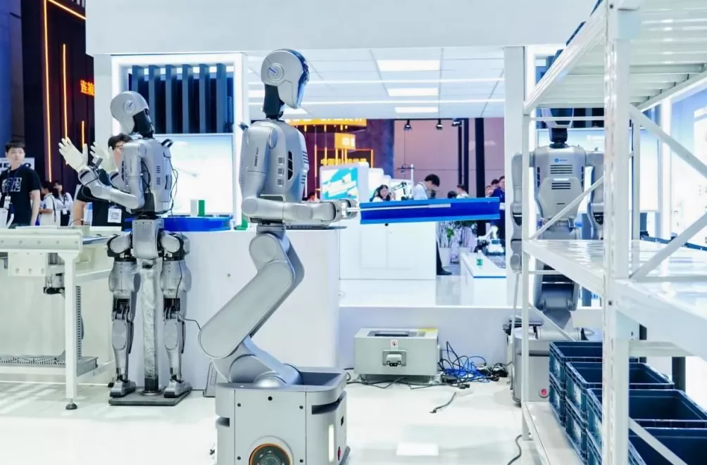 “夸父”走秀、Walker进厂、越疆破纪录，深圳机器人到底有多忙？|特区之特-第1张图片-