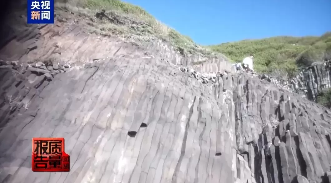 漳州无人岛现巨大垃圾天坑：禁止登岛却游客扎堆，非法包船成公开生意-第7张图片-