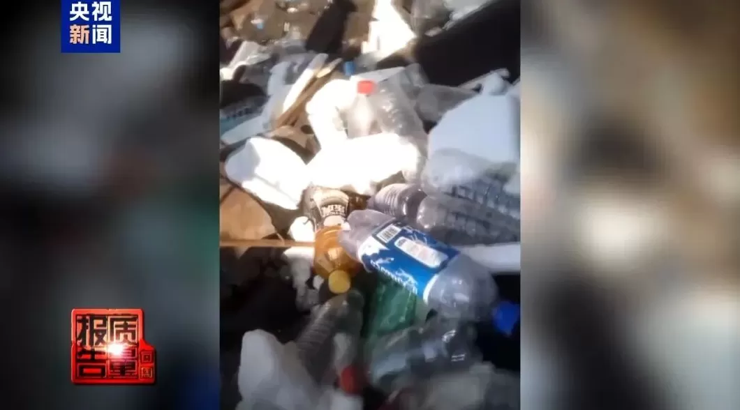 漳州无人岛现巨大垃圾天坑：禁止登岛却游客扎堆，非法包船成公开生意-第8张图片-