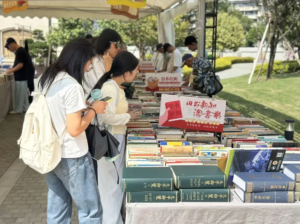 在华政百年校园与旧书相遇，“淘书乐”市集再升级-第3张图片-