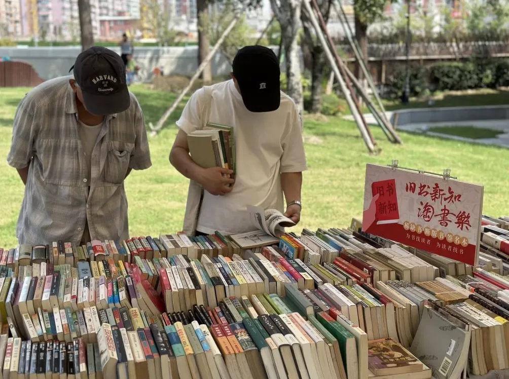 在华政百年校园与旧书相遇，“淘书乐”市集再升级-第4张图片-