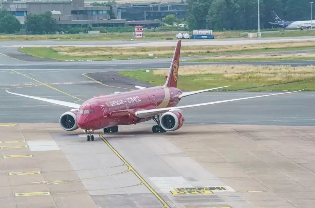 吉祥航空安全员被指侵占头等舱乘客遗落手机，航司：已解聘-第3张图片-