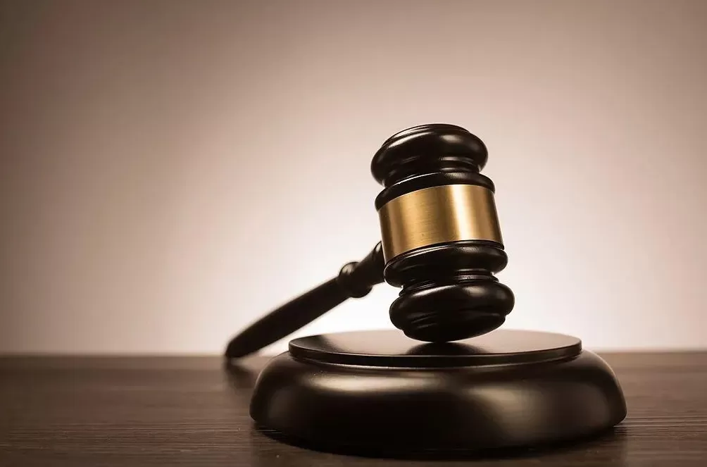 西湖边多次尝试拦阻路人，强行要求对方观看不雅视频！来杭直播男网红，被判七个月-第1张图片-