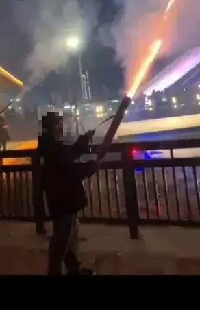 10岁男孩被烟花击中头部身亡，14岁嫌疑人被告上法庭，最新进展-第1张图片-