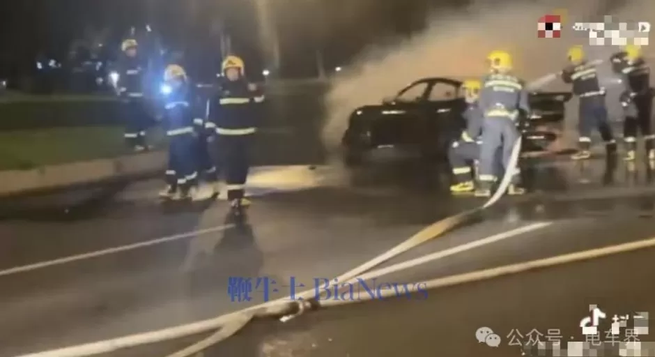 成都一小米SU7疑撞绿化带后自燃，多人尝试救援未果-第1张图片-