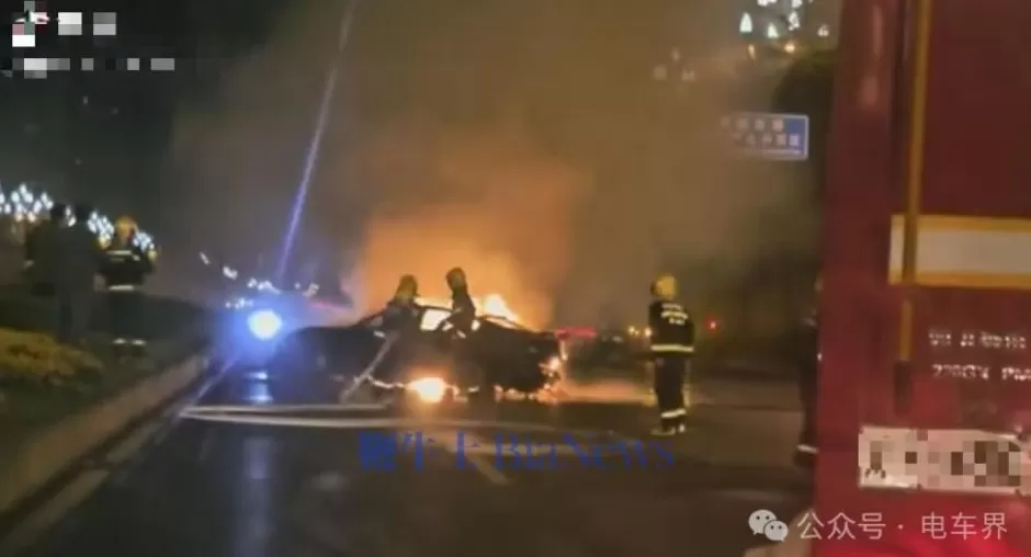 成都一小米SU7疑撞绿化带后自燃，多人尝试救援未果-第3张图片-