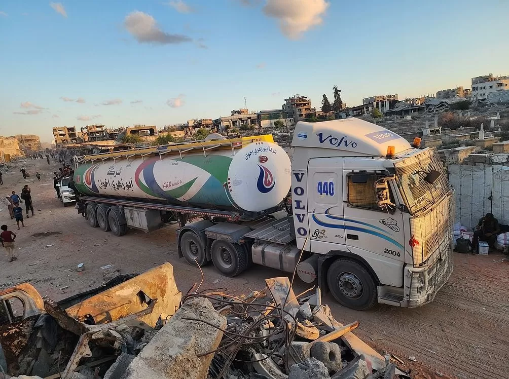 加沙停火·第1现场｜时隔6个月，燃料物资卡车首次进入加沙-第2张图片-