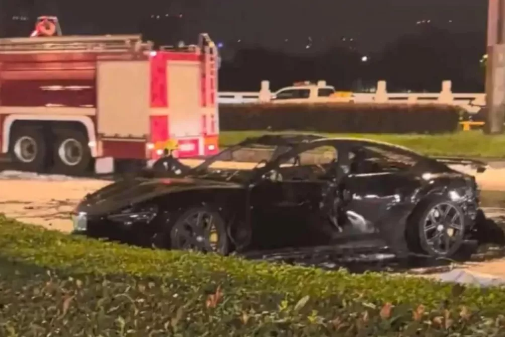 成都一车辆起火，消防用切割机切车门救援，官方：两车交通事故，正调查-第3张图片-