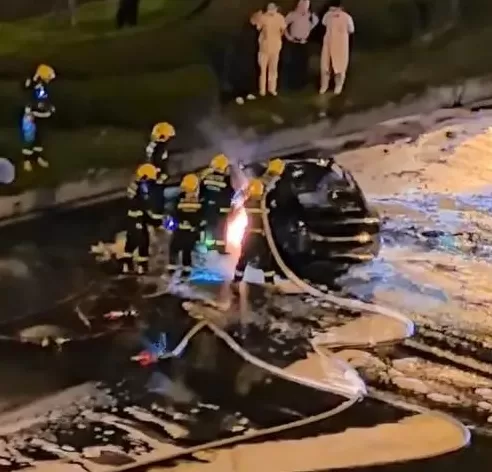 成都一车辆起火，消防用切割机切车门救援，官方：两车交通事故，正调查-第2张图片-