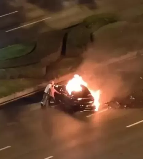 成都一车辆起火，消防用切割机切车门救援，官方：两车交通事故，正调查-第1张图片-