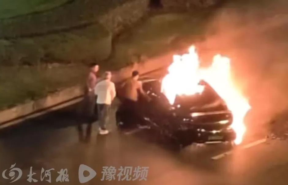 “追尾后失控穿过绿化带冲到对向车道！”目击者讲述成都轿车起火事故-第2张图片-