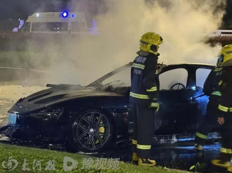 “追尾后失控穿过绿化带冲到对向车道！”目击者讲述成都轿车起火事故-第1张图片-