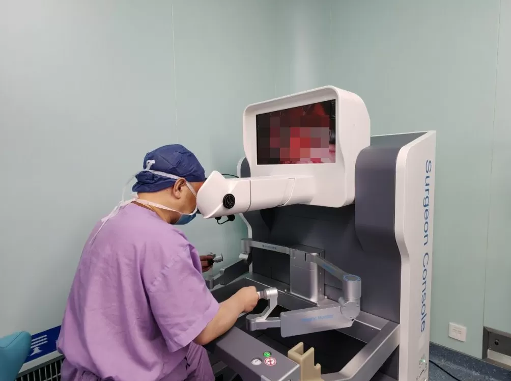 40天婴儿在沪实施“无痕”国产机器人手术，创同类手术最低年龄纪录-第1张图片-