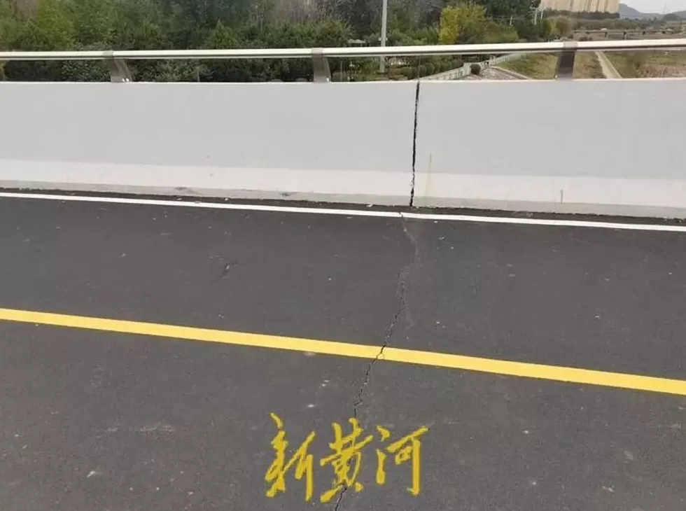 唐山迁西一新建桥梁疑似移位下沉，施工人员：先排查，明确原因后维修-第3张图片-