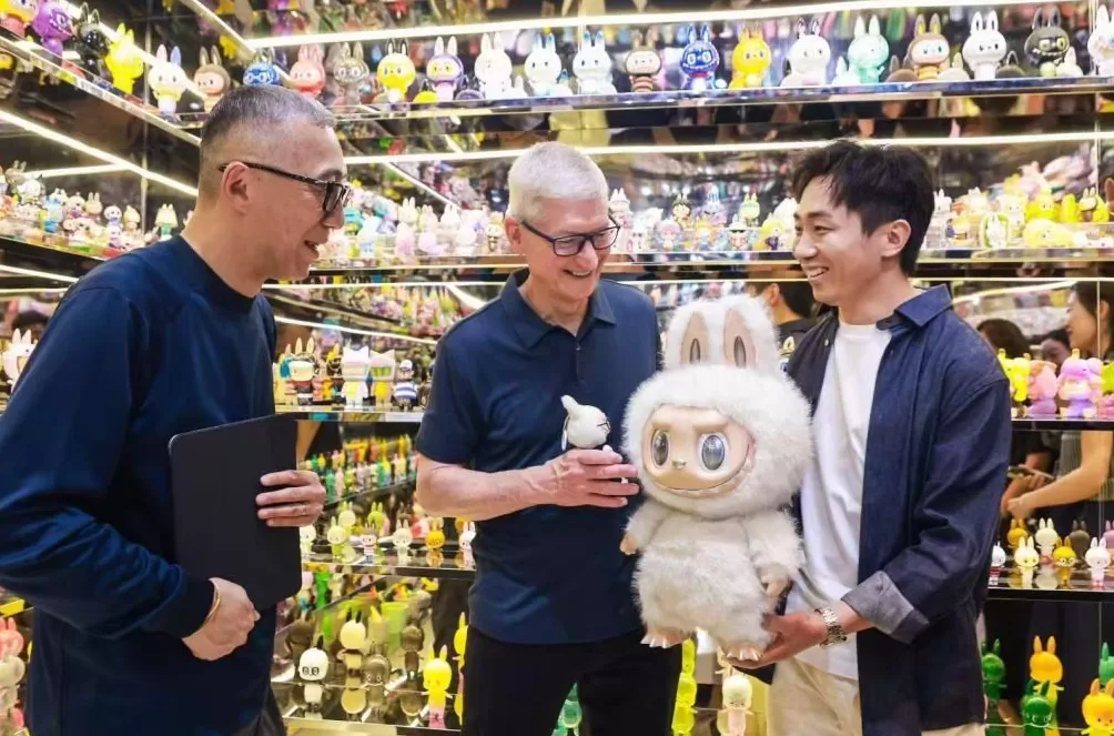 库克再度到访中国：首站现身LABUBU上海展览，还与王宁互动-第1张图片-