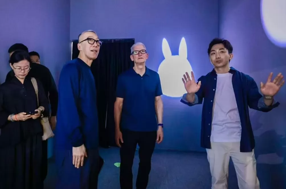 库克再度到访中国：首站现身LABUBU上海展览，还与王宁互动-第3张图片-