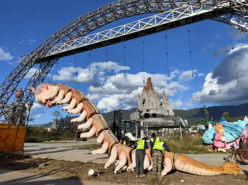 丽江一景区“人体蜈蚣”等作品被指观感不适，回应：已拆除-第1张图片-