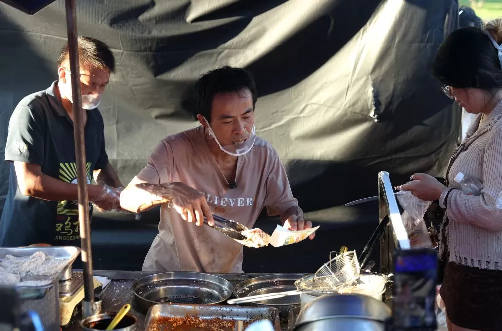 “鸡排哥”霸榜热搜背后：舆论不应被平台裹挟-第1张图片-