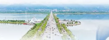 央媒聚焦网红城市居民的喜悦与烦恼：家门口成打卡地，考验城市治理能力-第1张图片-