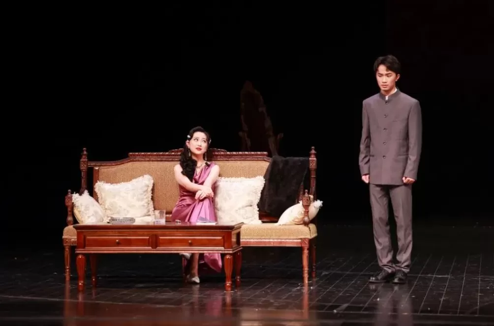 大学生剧社演绎《玩家》，曹禺剧场见证青春戏剧力量-第6张图片-