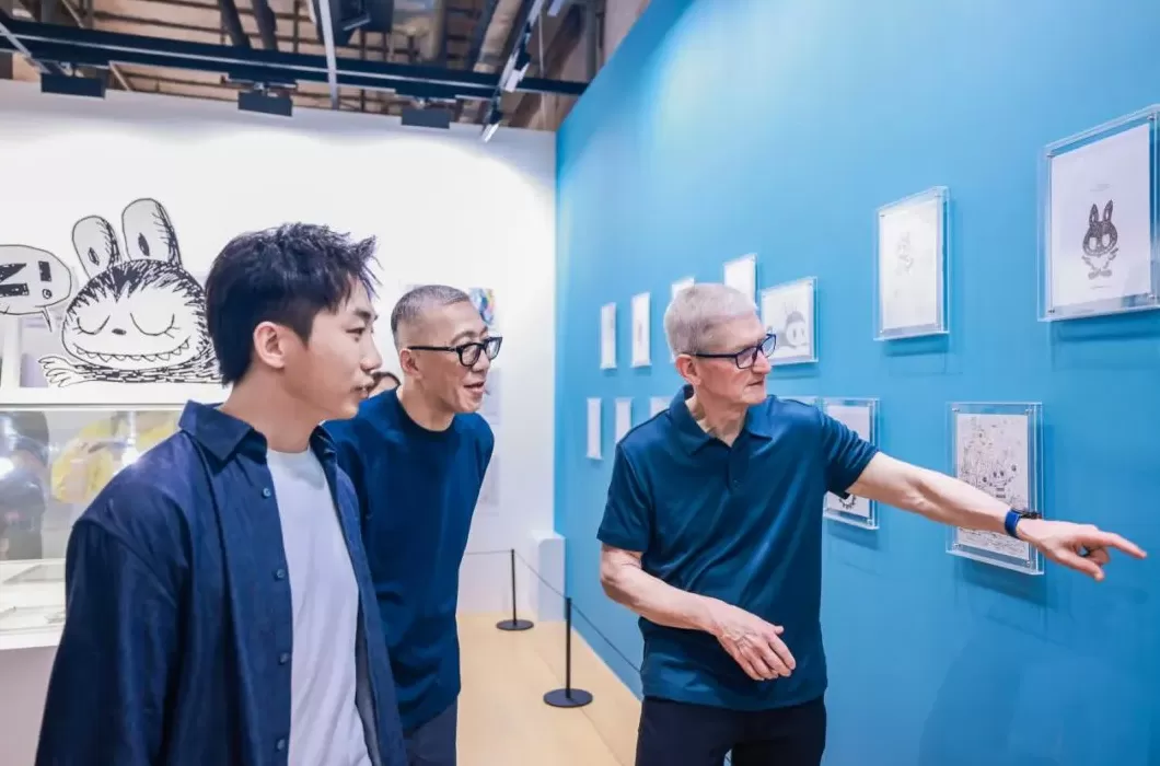 库克到访中国首日：现身LABUBU上海展，在抖音直播间“带货”-第1张图片-