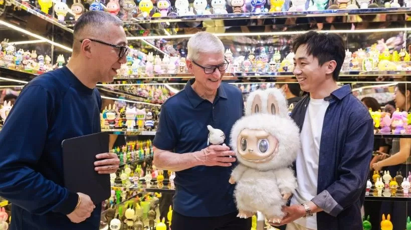 库克到访中国首日：现身LABUBU上海展，在抖音直播间“带货”-第2张图片-