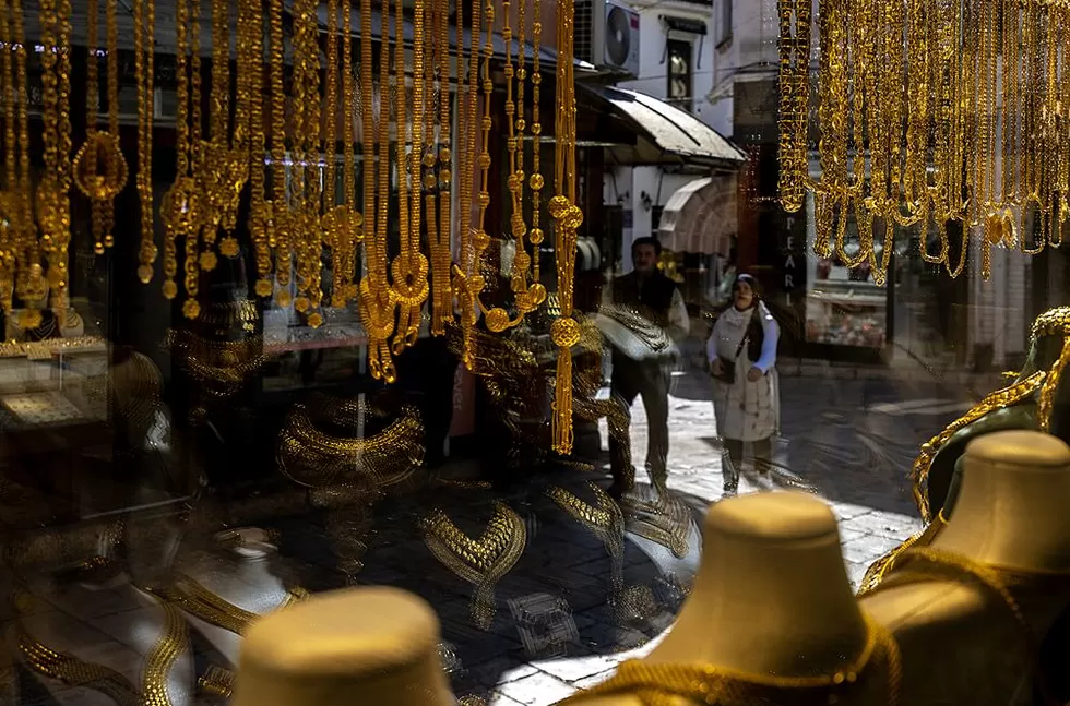 再创新高！现货黄金突破4170美元，国内金饰克价站上1200元-第1张图片-