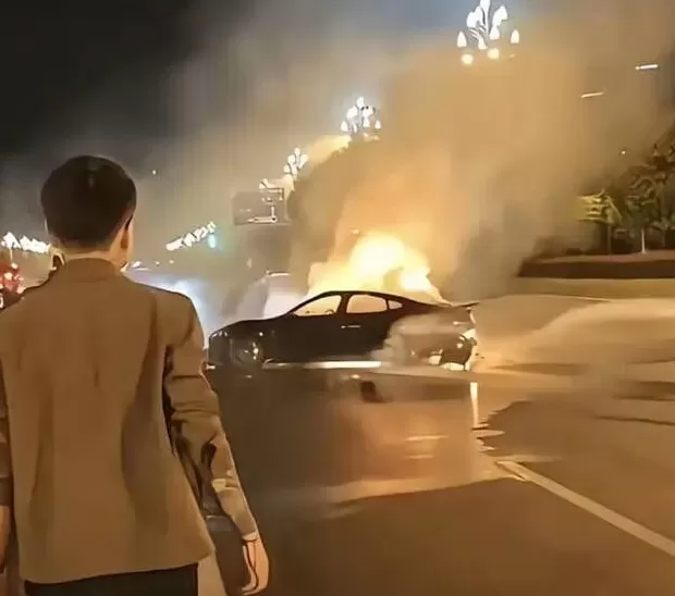 成都车祸后小米汽车直播间遭网暴，雷军抖音一月掉粉35万-第6张图片-