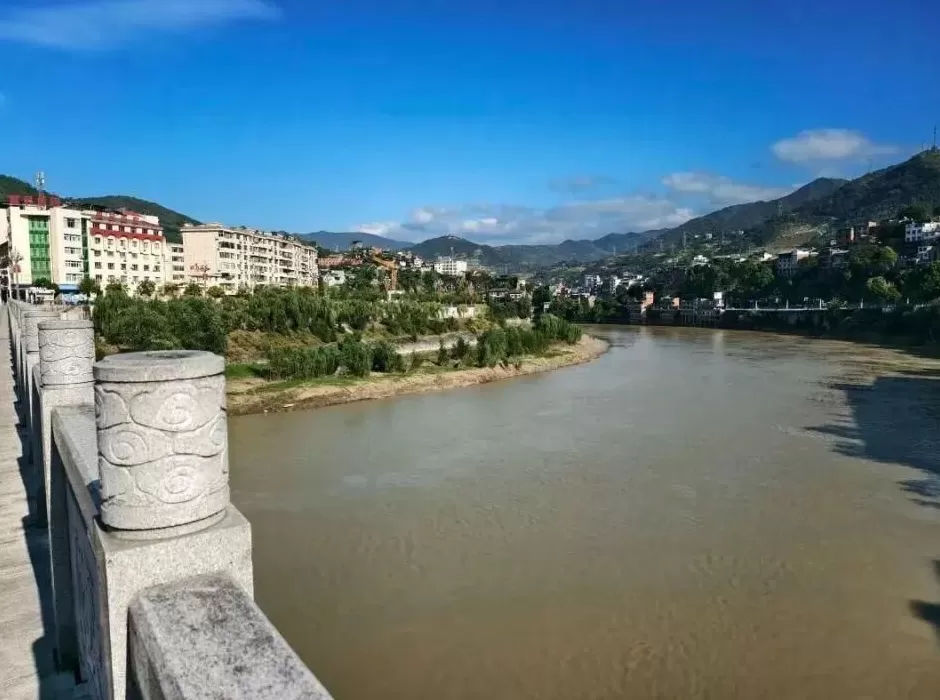 新郎婚礼当天跳河身亡，其父称儿子婚车内和新娘一直争吵，留下最后一句话：从没受过这么大委屈，这个婚我不结了-第1张图片-