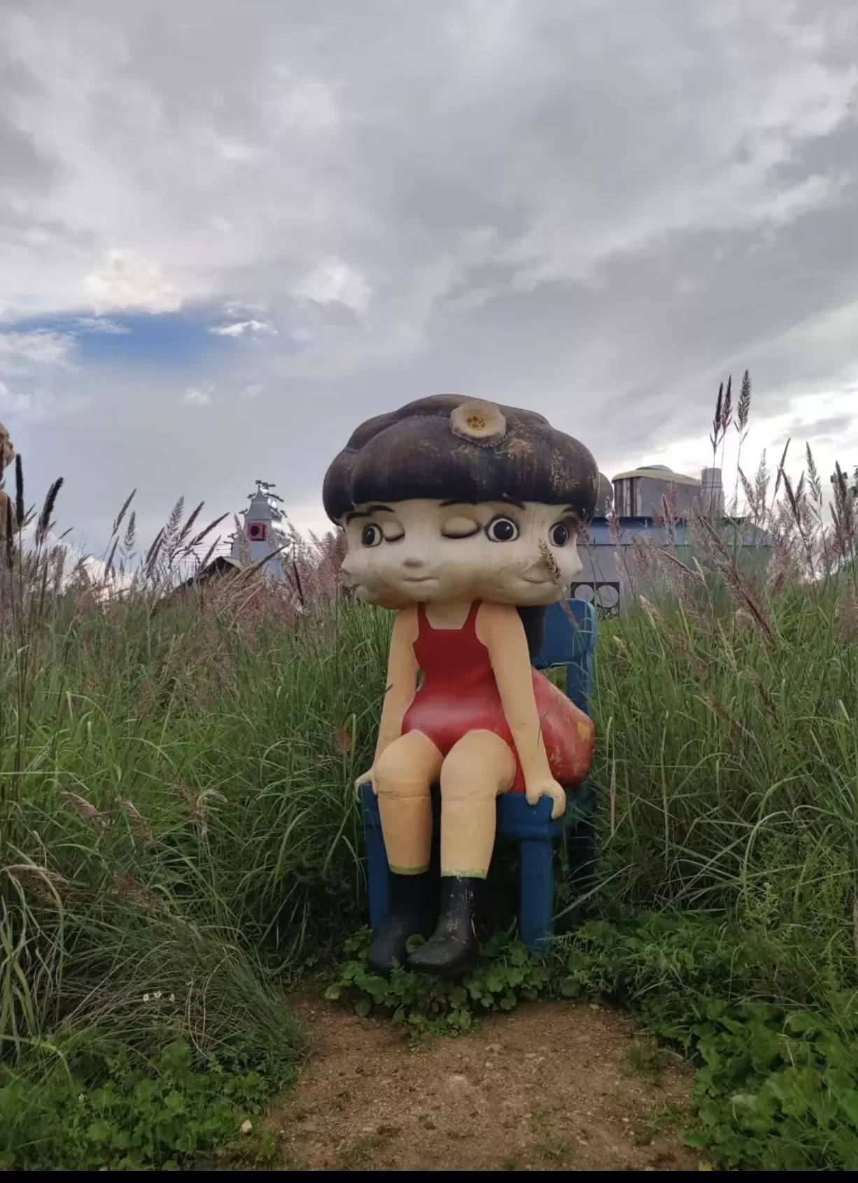 “人体蜈蚣”等雕塑造型引争议，丽江荒野之国景区致歉-第3张图片-