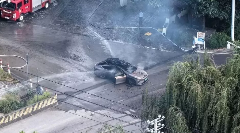 一辆蔚来ET7在大理一景区外起火，目击者称“听见一声巨响”，车上系游客一家四口，当地回应-第5张图片-