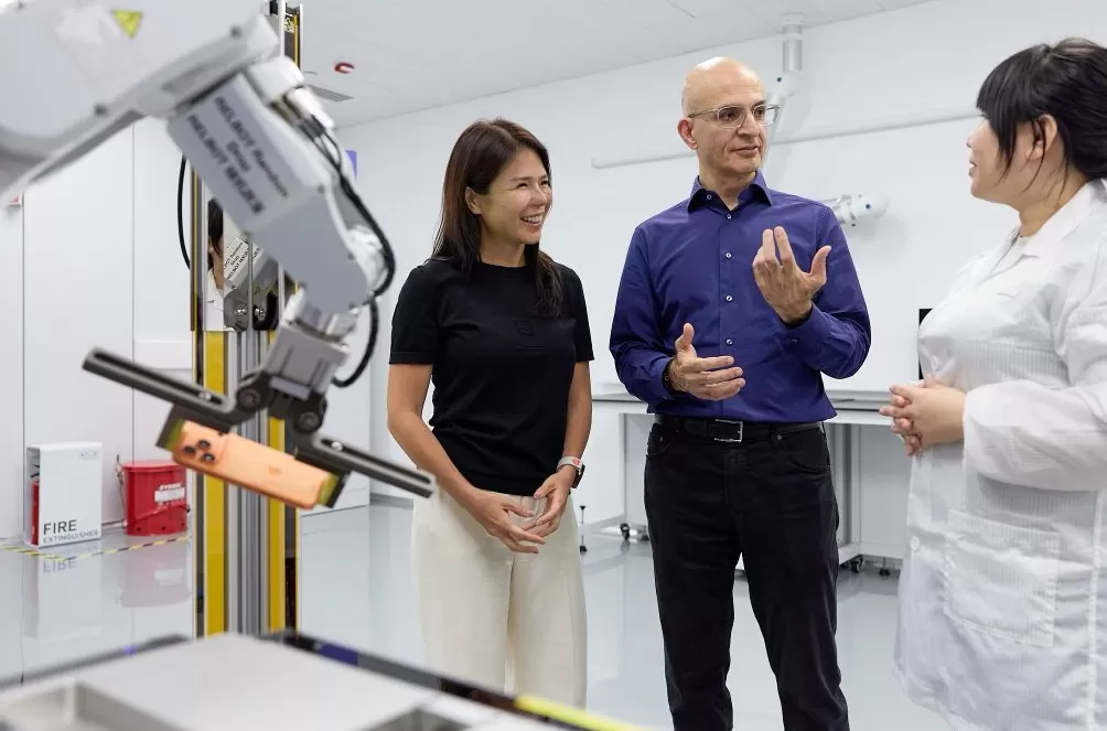 苹果CEO库克上海两日行：看LABUBU，首次“直播带货”，直言“太爱中国人和中国文化”-第3张图片-